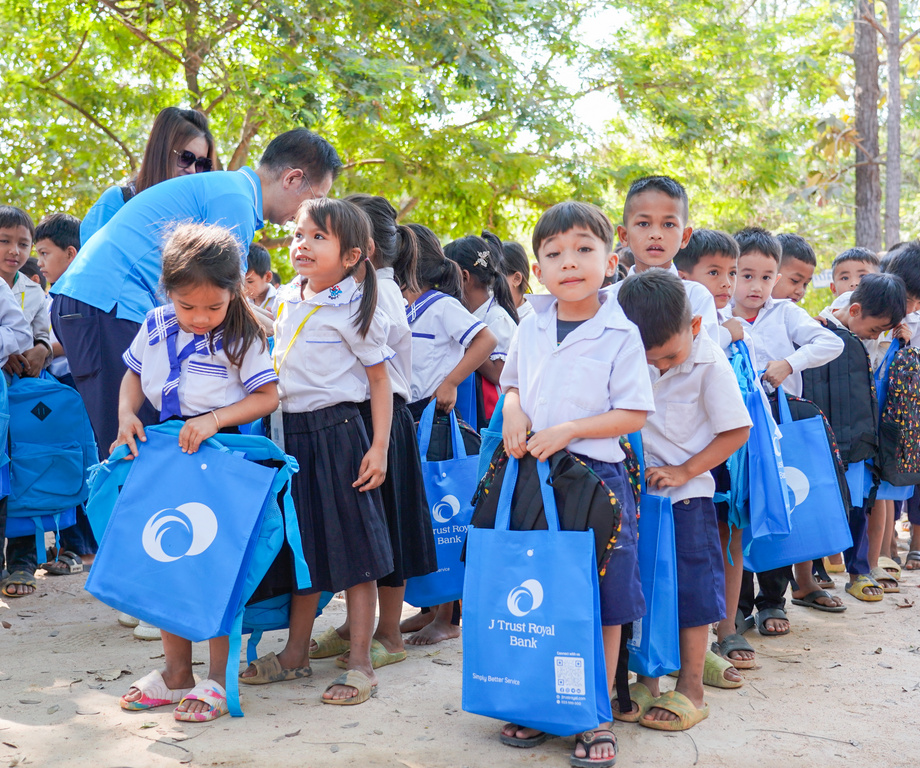 Donated educational materials to elementary and junior high school students (Cambodia)